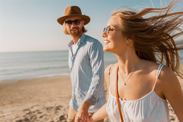 Couple traveling together as part of a sugar dating lifestyle